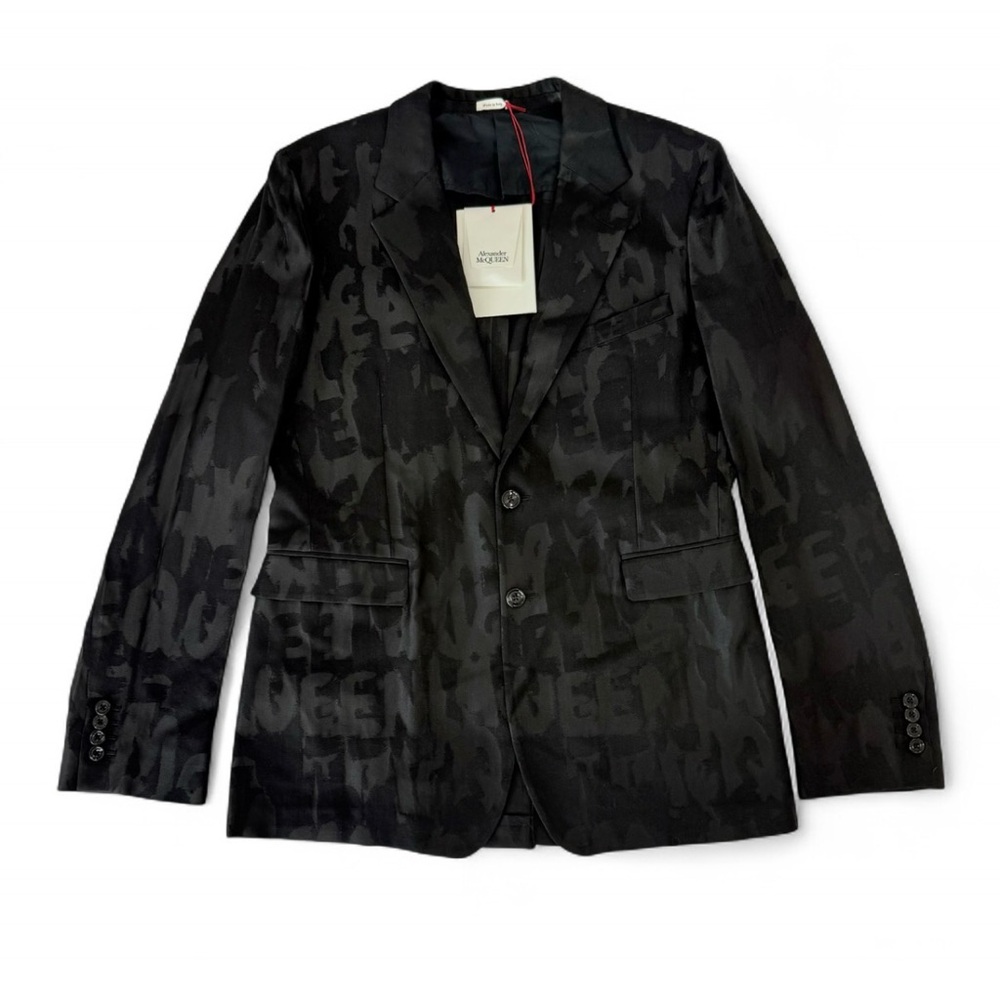 Alexander McQueen All Over Print blazer
Brand New Size 52 IT.
